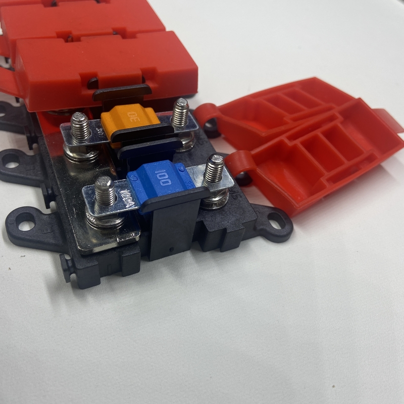 Máy chủ tàu vận tải Fuse Holder với thiết kế chống bụi Logo tùy chỉnh Có sẵn màu đỏ màu đen tùy chọn
